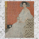 Porträtt i Fritza Riedler av Gustav Klimt Pussel<br><div class="desc">Porträtt i Fritza Riedler (1906) av Gustav Klimt är en vintage av bran Victorian Era Symbolism art porträtt. Fritza Riedler sitter i en pansarstol som är dekorerad med motiv som är formade av guld och silver. Kvadraterna guld och silver upprepas över bakgrundsväggen. Om konstnären: Gustav Klimt (1862-1918) var en österrikisk...</div>