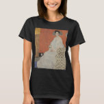 Porträtt i Fritza Riedler av Gustav Klimt T Shirt<br><div class="desc">Porträtt i Fritza Riedler (1906) av Gustav Klimt är en vintage av bran Victorian Era Symbolism art porträtt. Fritza Riedler sitter i en pansarstol som är dekorerad med motiv som är formade av guld och silver. Kvadraterna guld och silver upprepas över bakgrundsväggen. Om konstnären: Gustav Klimt (1862-1918) var en österrikisk...</div>