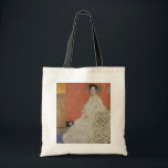 Porträtt i Fritza Riedler av Gustav Klimt Tygkasse<br><div class="desc">Porträtt från Fritza Riedler av Gustav Klimt (1906) av Gustav Klimt är en vintage av Victorian Era Symbolism bra art porträtt. Fritza Riedler sitter i en pansarstol som är dekorerad med motiv som är formade av guld och silver. Kvadraterna guld och silver upprepas över bakgrundsväggen. Konstnären Gustav Klimt (1862-1918) var...</div>