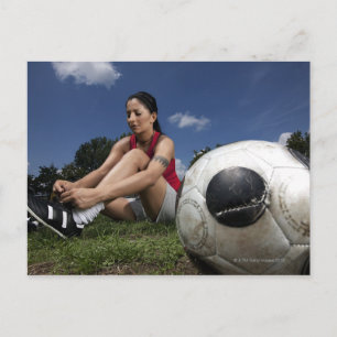 porträtt i kvinnliga fotbollsspelare som binder he vykort
