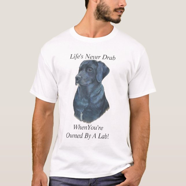 porträtt i svartarbete eller hund med roligtens sl tee shirt (Framsida)