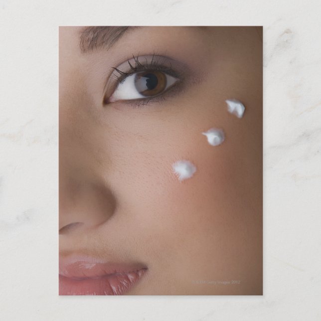 Porträtt på en ung kvinna med kräm på henne vykort (Framsida)