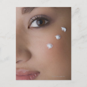 Porträtt på en ung kvinna med kräm på henne vykort