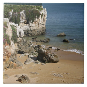 Portugal, Cascais. Praia da Rainha, en strand i Kakelplatta