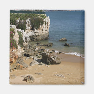 Portugal, Cascais. Praia da Rainha, en strand i Magnet
