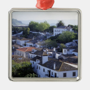 Portugal, Obidos. Förhöjd vy över vitkalkade Julgransprydnad Metall