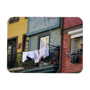 Portugal, Oporto (Porto). Kvinna hänger tvätt Magnet