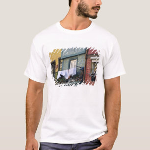 Portugal, Oporto (Porto). Kvinna hänger tvätt Tee