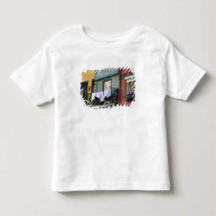 Portugal, Oporto (Porto). Kvinna hänger tvätt Tee Shirt
