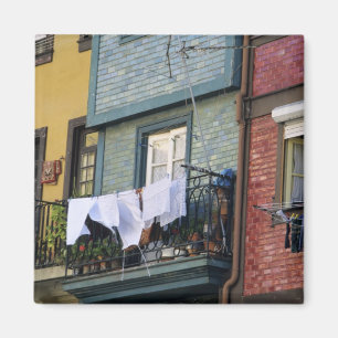 Portugal, Oporto (Porto). Kvinna som hänger tvätt Magnet