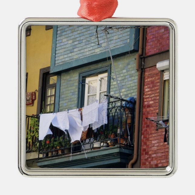 Portugal, Porto (Porto). Kvinna hängande tvätt Julgransprydnad Metall (Framsidan)