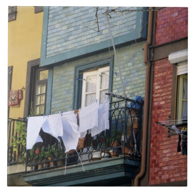 Portugal, Porto (Porto). Kvinna hängande tvätt Kakelplatta (Framsidan)