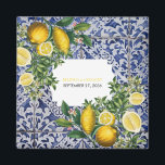 Portugals bröllopsförmån för Medelhavslemonerna Magnet<br><div class="desc">Hand målade traditionella plattor från Portugal med citroner från Medelhavet. Azulejo, blå och vit blommigt, löv-platta teckningar. Ett vackert Medelhavsmönster som skildrar citroner av gult med deras gröna och blommar mot en blå och vit vintage i Portugal mönster. Texten i bröllop är elegant ramad med en vit geometrisk form. Unik...</div>