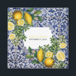Portugals bröllopsförmån för Medelhavslemonerna Magnet<br><div class="desc">Hand målade traditionella plattor från Portugal med citroner från Medelhavet. Azulejo, blå och vit blommigt, löv-platta teckningar. Ett vackert Medelhavsmönster som skildrar citroner av gult med deras gröna och blommar mot en blå och vit vintage i Portugal mönster. Texten i bröllop är elegant ramad med en vit geometrisk form. Unik...</div>