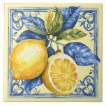 Portugisiska citroner och blå kakelplatta<br><div class="desc">Citroner och blå bricka från stil i Portugal. Mycket sofistikerat och ljust. Citronen verkar ha spruckit ut ur brickan.</div>