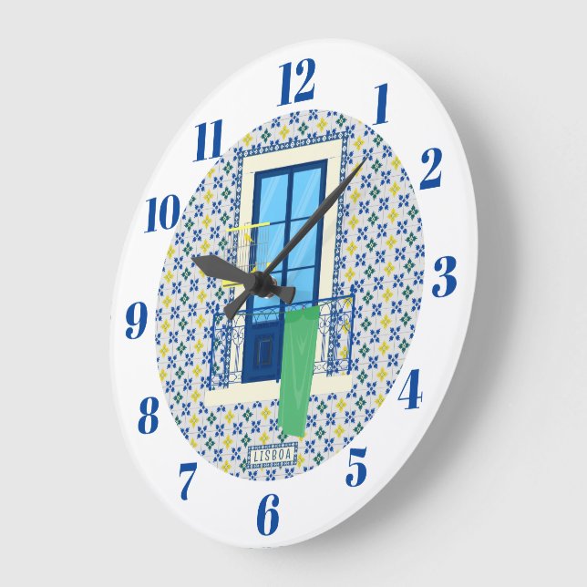 Portugisiska plattor och fönsterbalkonger med fåge stor klocka (Vinkel)
