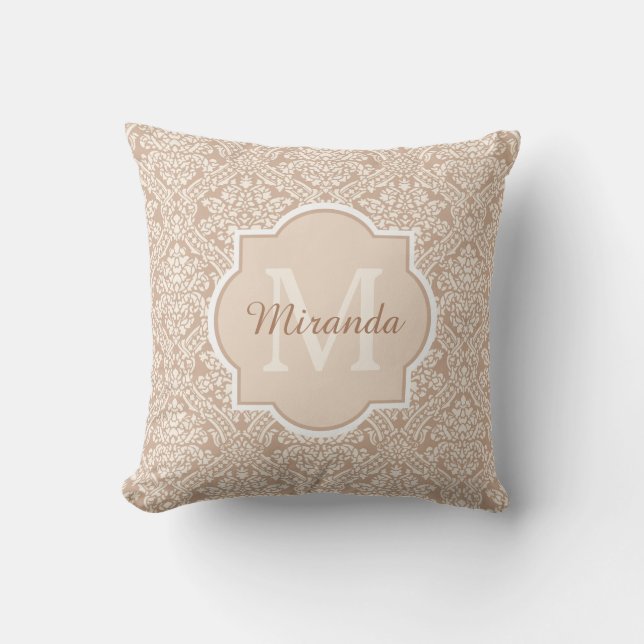 Posan Tan Damask Pattern Monogram med Namn Kudde (Framsida)