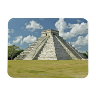 Pösiga moln för vit över den Mayan pyramiden Magnet