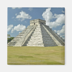 Pösiga moln för vit över den Mayan pyramiden Magnet