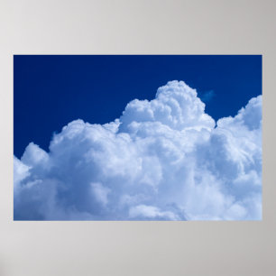 Pösiga moln i blå himmel poster