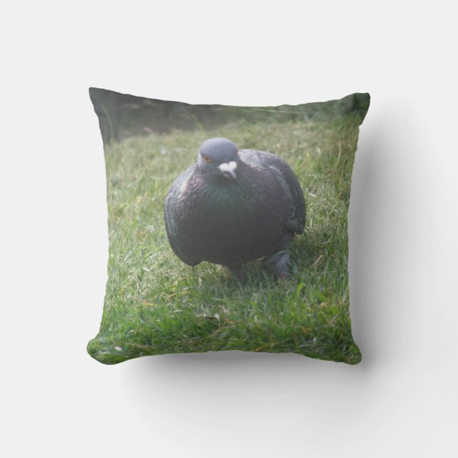 Posing Pigeon Pillow Kudde (Framsida)