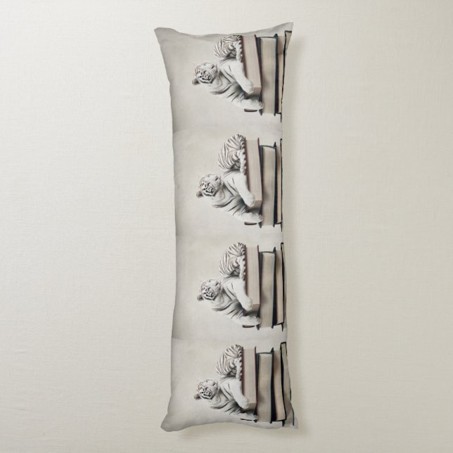 Posing White Tiger on Books – Elegant Body Pillow Kroppskudde (Baksidan (Vertikal))