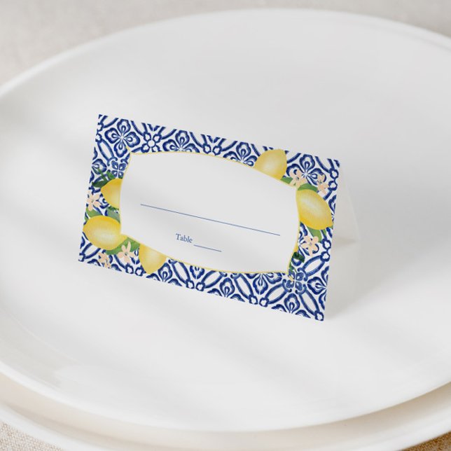 Positano Lemons Blue och White Mönster Bröllop Placeringskort (Watercolor lemons and vintage portuguese tiles wedding escort card design)