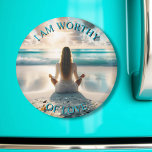Positiv bekräftelse | Jag är Worthy från Kärlek Magnet<br><div class="desc">En magnet med en positiv bekräftelsekopia. Jag är värd kärlek. Ai-konst illustrerar en kvinna som befattar sig med det blå havet vinkarare,  omgiven av havsglas,  på en sandstrand,  där vackra moln flyter i himmel.</div>