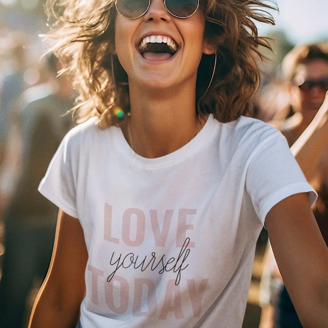 Positiv Kärlek-själv i dag Pastel Rosa-offert T Shirt (Skapare uppladdad)
