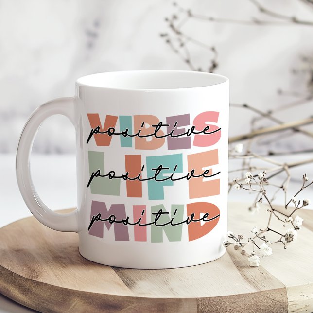 Positiva vibes positiva livsinspirerande kaffemugg (Positive Vibes Positive Life Inspirational Coffee Mug on a boho kitchen table with tiny white flower)