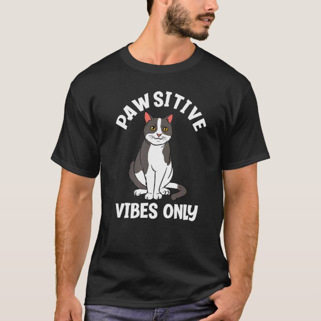 Positiva Vibrationer Endast Rolig Kattälskare Prem T Shirt (Framsida)