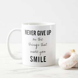 Positivitetsofferttypografi för aldrig Ge uppåt Kaffemugg