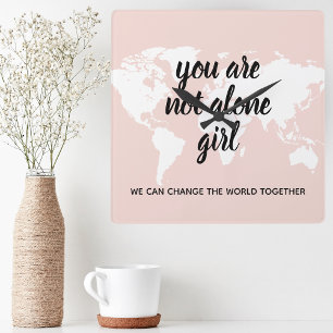 Positivt att du inte är Ensam Girl Motivation Cita Fyrkantig Klocka
