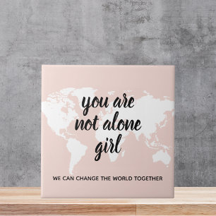Positivt att du inte är Ensam Girl Motivation Cita Kakelplatta