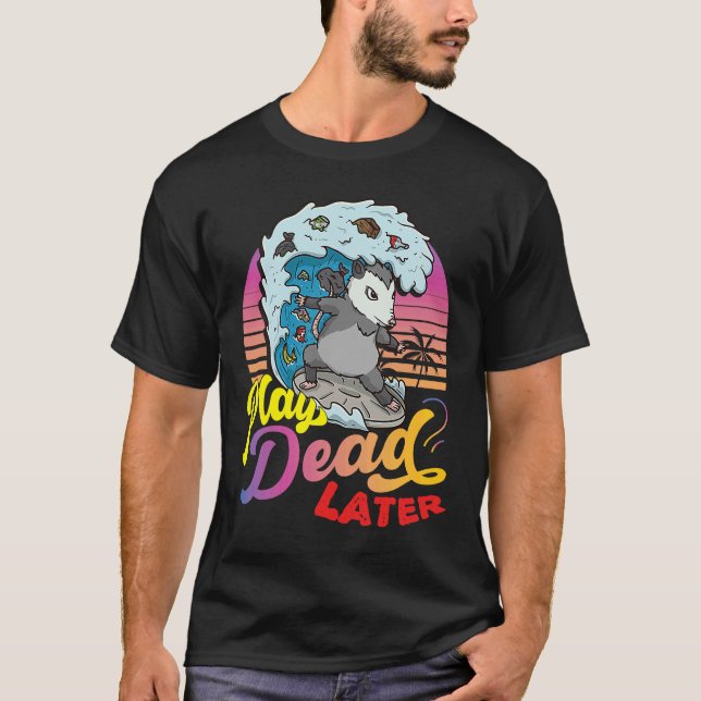 Possum 80's Play Dead Later Surfing Possum T Shirt (Framsida)