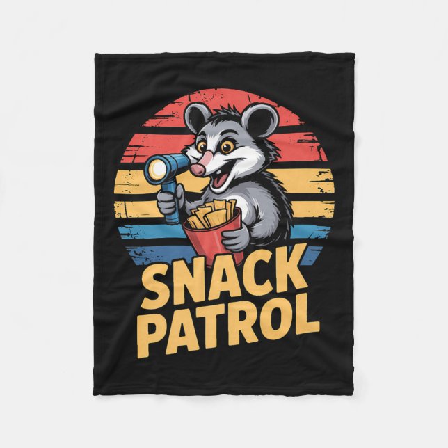 Possum Snacks Patrol with Flashlight and Chip Hum Fleecefilt (Framsidan)