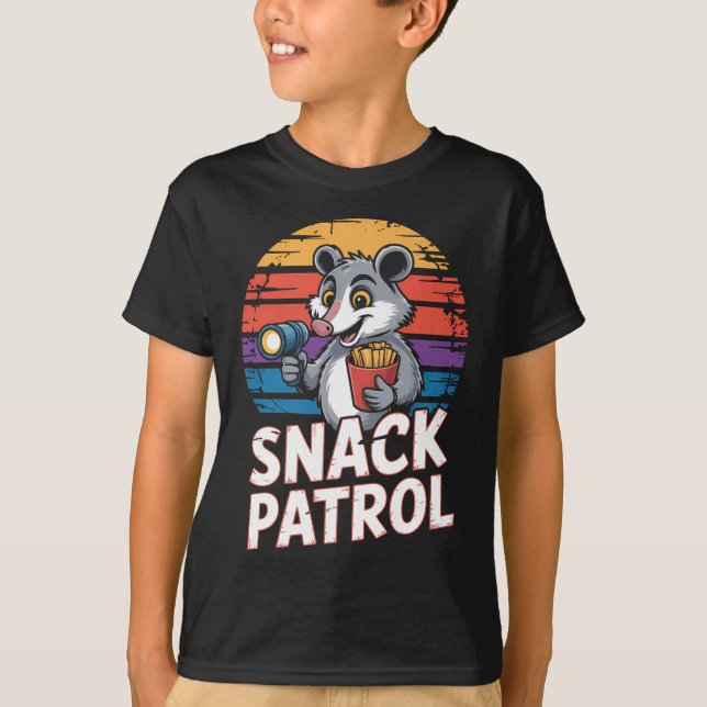 Possum Snacks Patrol with Flashlight and Chip Hum T Shirt (Framsida)