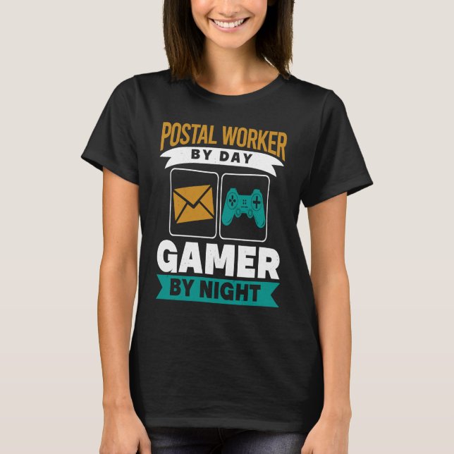 Postal Worker By Day Gamer By Night Mailman Gaming T Shirt (Framsida)