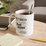 Postal Worker Pension Mailman Funny Jumbo Mugg<br><div class="desc">Cute pension har två ton mugg för sin medarbetare eller chef som går i pension efter många år av utmärkt service. Utformningen är modern och ordalydelsen säger: "Pensionerad från postverket. Varje timme är Lycklig-timme" Gör en perfekt till en postbärare</div>