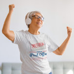 Postarbetare Pension Mail Carrier T Shirt<br><div class="desc">Cute och lustiga gåvor från pension till en brevbärare eller postarbetare som har levererat sin sista post och sitt redo för att segla in i solnedgången. Texten på mönstret är röd och blå och säger: "Tillbakadraget från postkontoret. Varje timme är Lycklig-timmen." Gör en perfekt till din vän och medarbetare vid...</div>