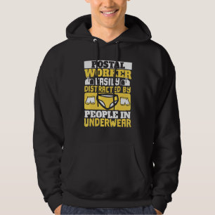 Postarbetaren är lätt utspridd av hoodie