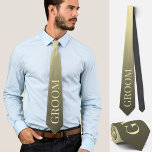 Posten Groom bröllop Förlovning elegant mode Slips<br><div class="desc">Öka Bröllop-utseendet med en unik Anpassningsbar Tie Tittar för en roligt men ändå sofistikerad för att slutföra din bröllop-utrustning eller för att få en humoristisk beröring på dina förlovning- eller bröllop-foton? Kolla in vår vackra anpassningsbar, med ord "groom" i en mjuk beige-gult-nyans på en övertoningsbakgrund med bruna gulter från rik...</div>