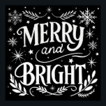 Poster av Merry och Bright Jul Chalkboard<br><div class="desc">Fira julhelgen med den här festliga "Merry and Bright"-stil poster. Med en klassisk svart bakgrund med elegant, handskriven typografi, snöflingor och festiv accents, lägger den här poster till en liten droppe rustik till vilken helgdag som helst. Perfekt för dem som kärlek är ett minimalistiskt svartvita jultema kommer denna mångsidiga utformning...</div>