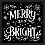 Poster av Merry och Bright Jul Chalkboard<br><div class="desc">Fira julhelgen med den här festliga "Merry and Bright"-stil poster. Med en klassisk svart bakgrund med elegant, handskriven typografi, snöflingor och festiv accents, lägger den här poster till en liten droppe rustik till vilken helgdag som helst. Perfekt för dem som kärlek är ett minimalistiskt svartvita jultema kommer denna mångsidiga utformning...</div>