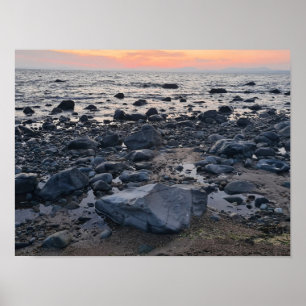 Poster - bergig strand vid solnedgången