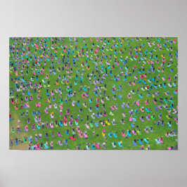 Poster - En stor grupp människor som gör yoga