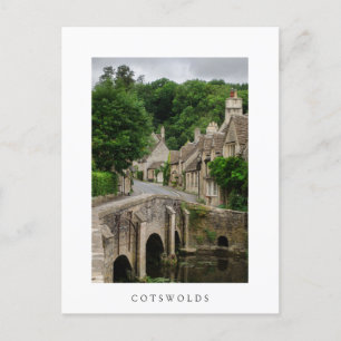 Poster för Costwets City Castle Combe vit text vyc Vykort