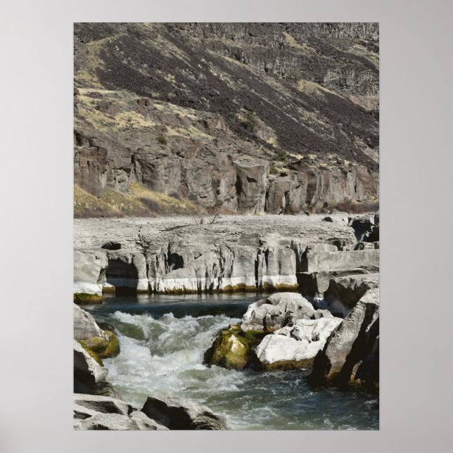Poster med forsande vatten genom Basalt Gorge (Framsidan)