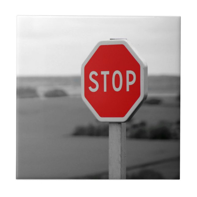Poster med Red Stop Road Sign-minimalistfotografi Kakelplatta (Framsidan)