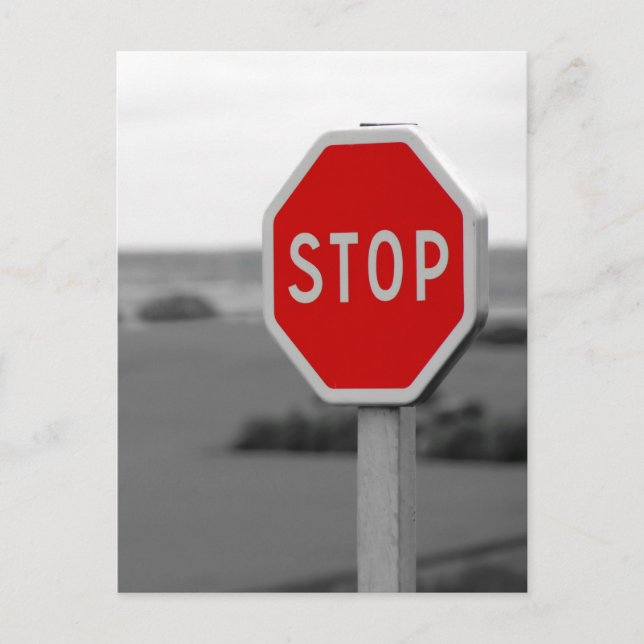 Poster med Red Stop Road Sign-minimalistfotografi Vykort (Framsida)
